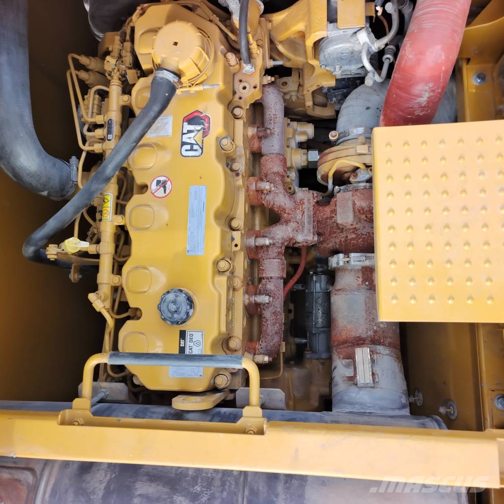 CAT 345 3000 units excavators in stock Pásová rýpadla