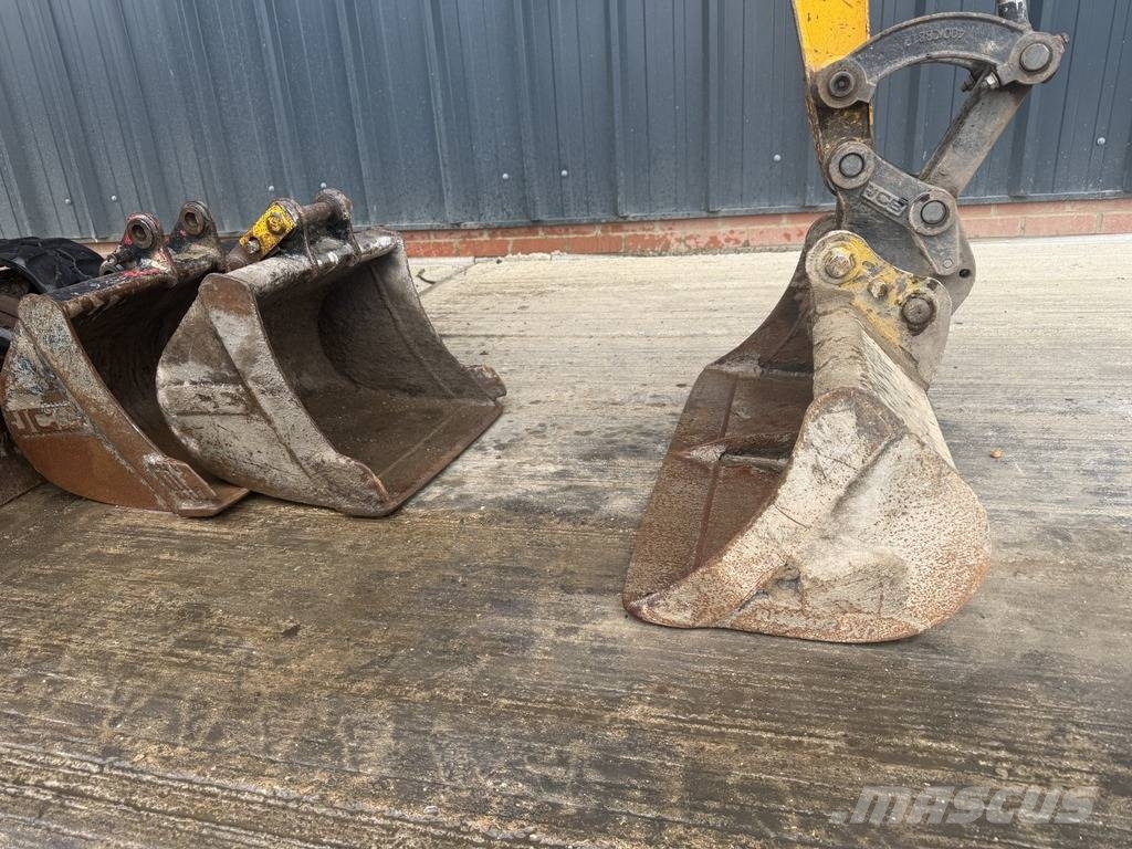 JCB 15 C-1 1.5t Mini Excavator with 3 Buckets Minikaivukoneet < 7t
