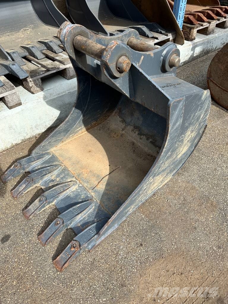 Menzi Muck M320 特殊油圧ショベル