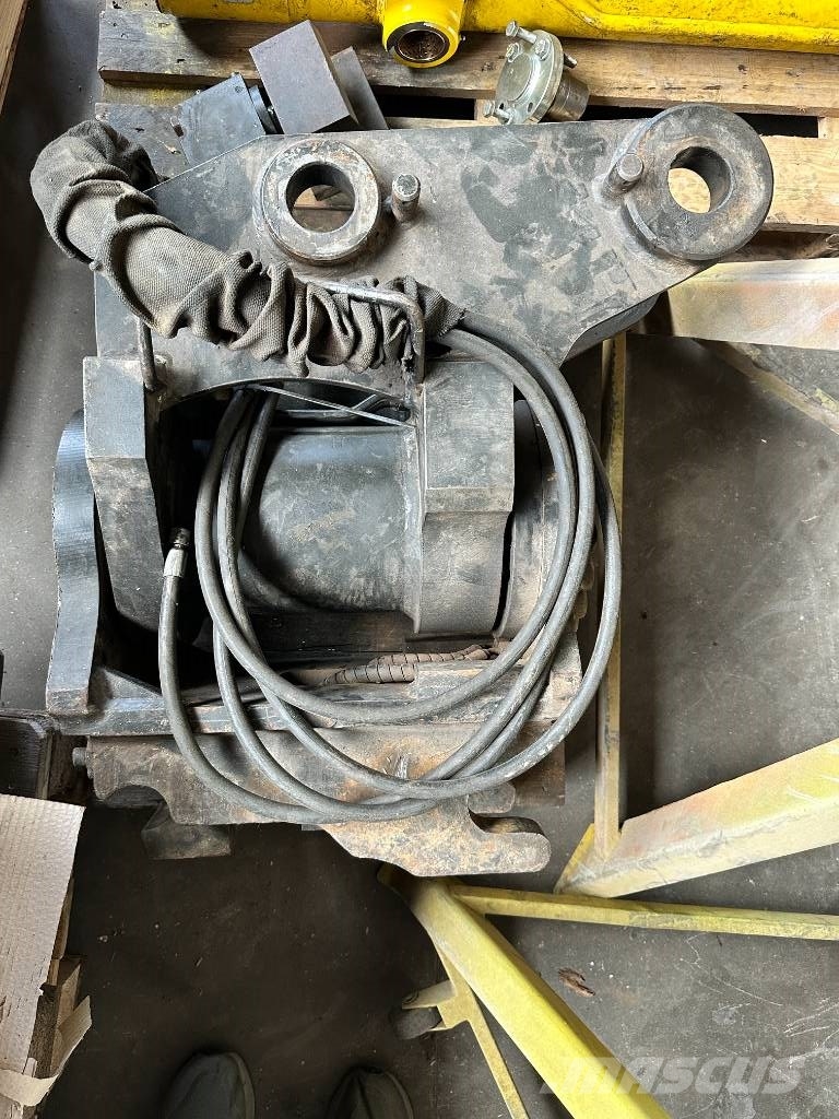 Menzi Muck M320 特殊油圧ショベル
