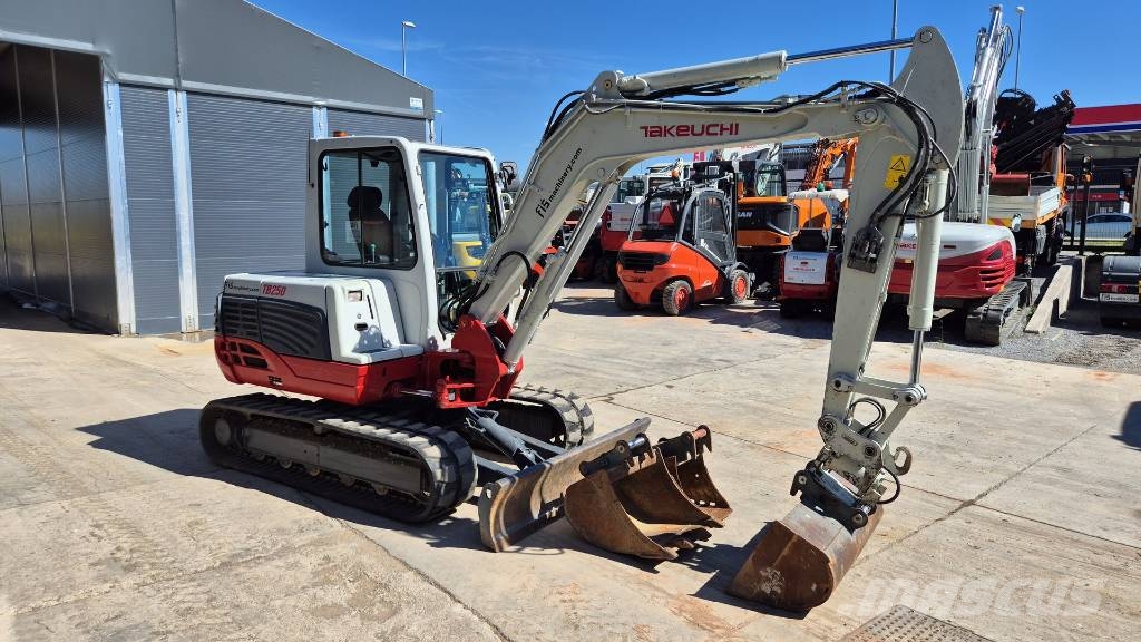 Takeuchi TB250 - 2016 YEAR - 2535 HOURS - POWERTILT Minigraafmachines < 7t