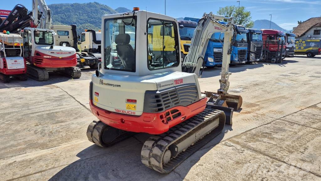 Takeuchi TB250 - 2016 YEAR - 2535 HOURS - POWERTILT Minigraafmachines < 7t