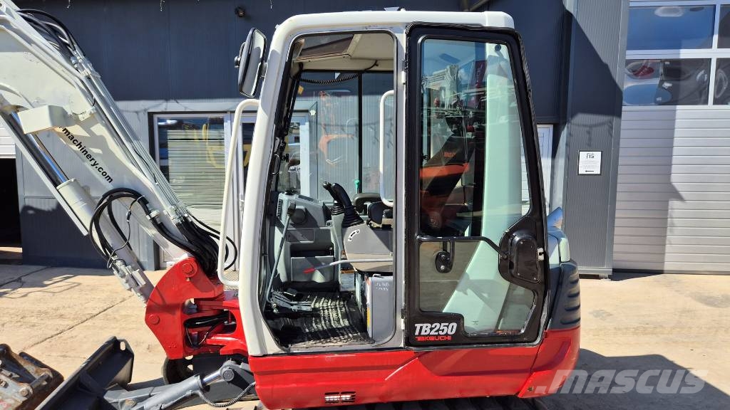 Takeuchi TB250 - 2016 YEAR - 2535 HOURS - POWERTILT Minigraafmachines < 7t