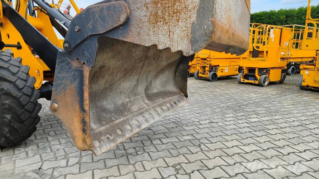 JCB 406 لوادر بعجل