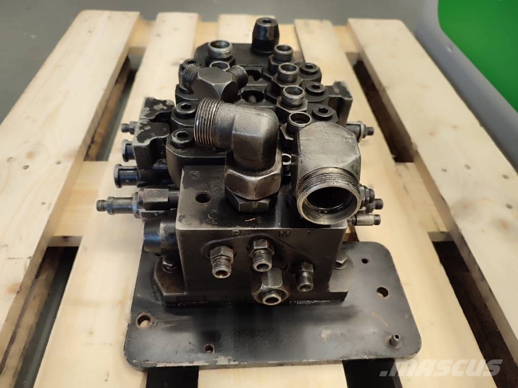 Manitou Hydraulic distributor 08105220 Manitou MLT 737 Hydraulics