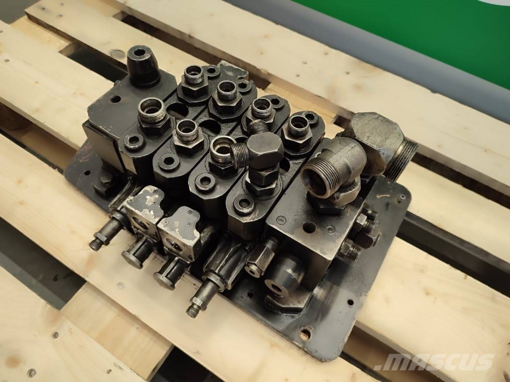 Manitou Hydraulic distributor 08105220 Manitou MLT 737 Hydraulics