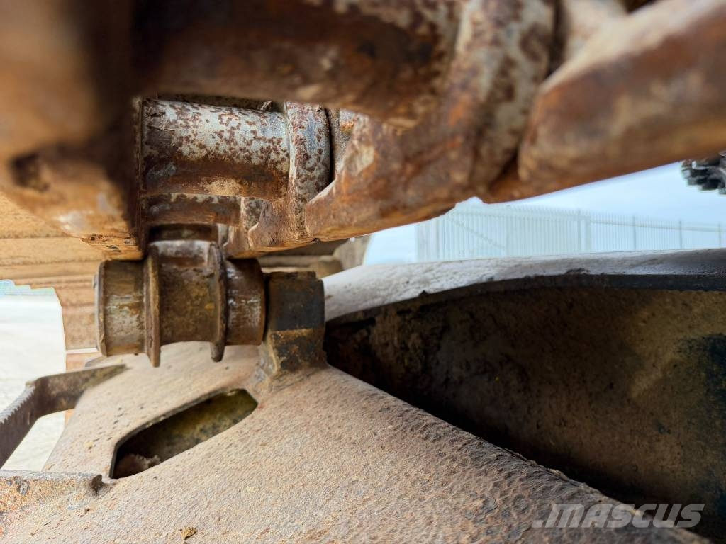 Komatsu PC 210 LC-7K Kāpurķēžu ekskavatori