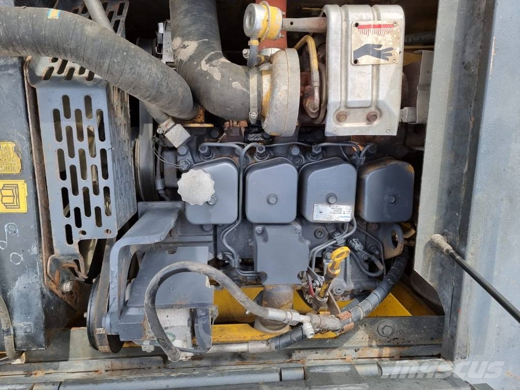 Komatsu PW 130-7K حفارات بعجل