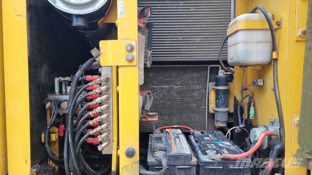 Komatsu PW 130-7K حفارات بعجل