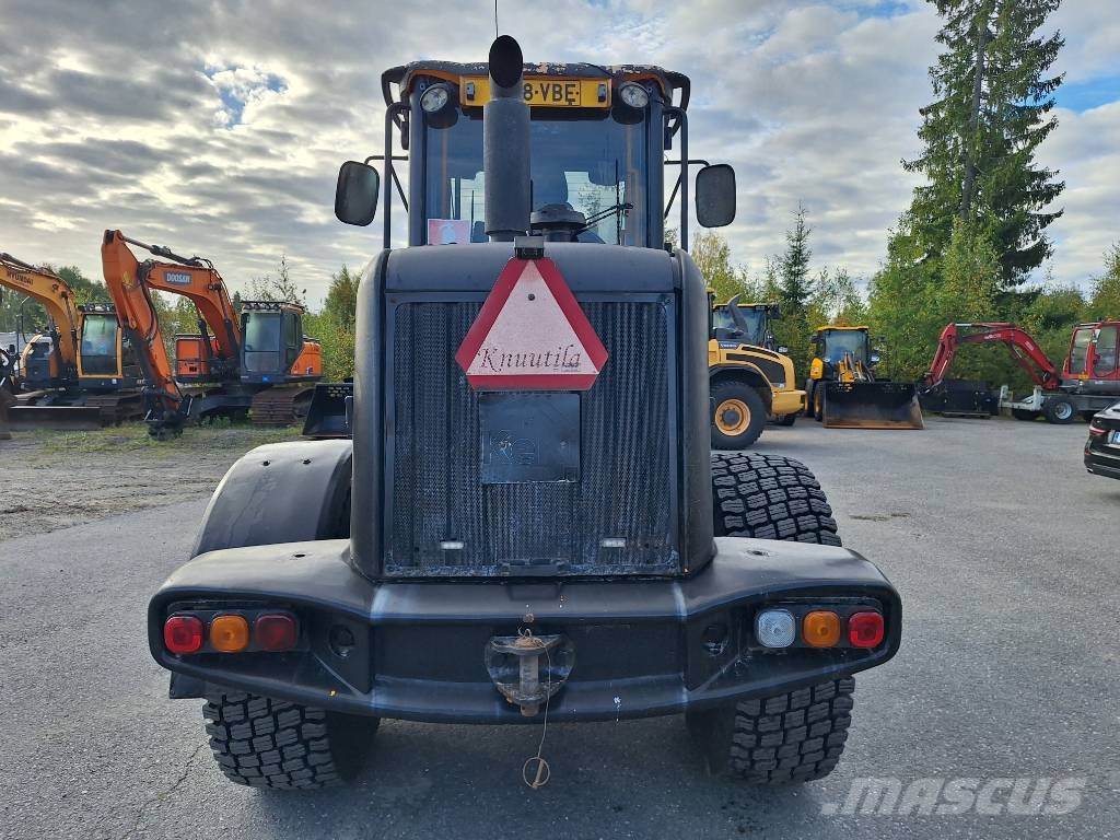 JCB 412 S Iekrāvēji uz riteņiem
