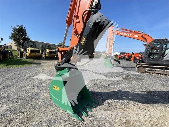 Hitachi ZX135USK-6 حفارات زحافة