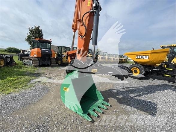 Hitachi ZX135USK-6 حفارات زحافة