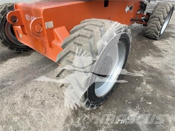 JLG 800S Teleskooppipuominostimet
