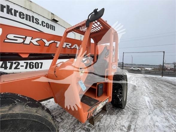 SkyTrak 10054 伸縮臂操作車