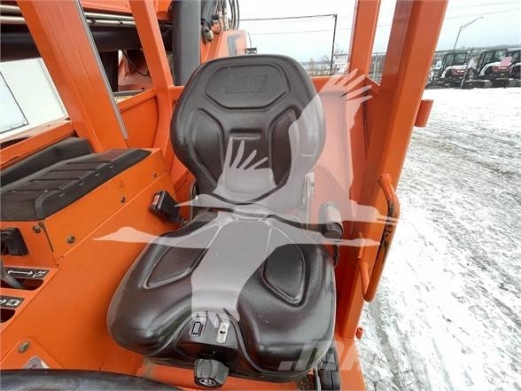 SkyTrak 10054 伸縮臂操作車