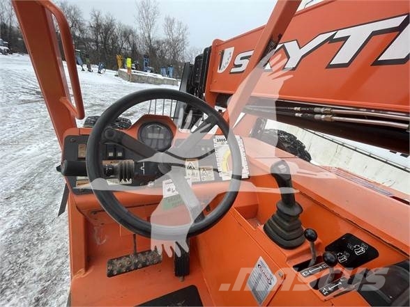 SkyTrak 10054 伸縮臂操作車