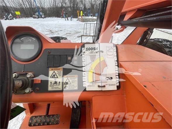 SkyTrak 10054 伸縮臂操作車