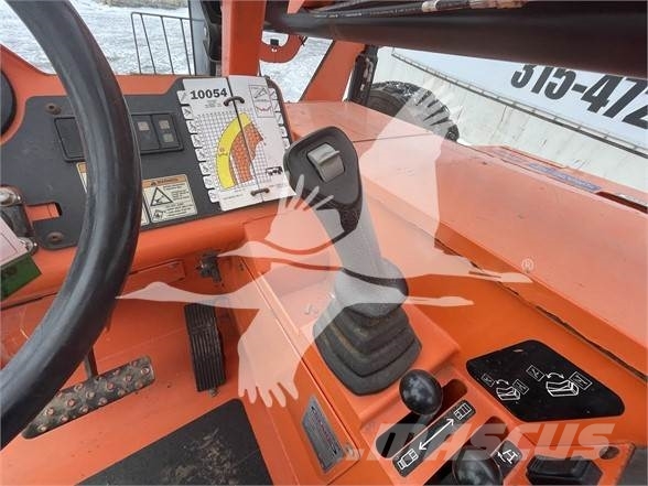 SkyTrak 10054 伸縮臂操作車
