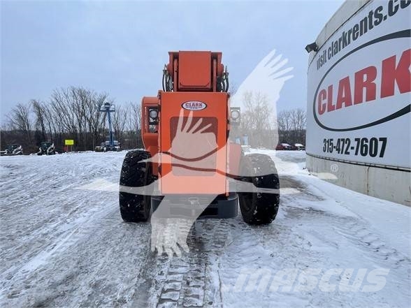 SkyTrak 10054 伸縮臂操作車