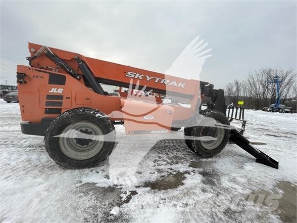 SkyTrak 10054 伸縮臂操作車