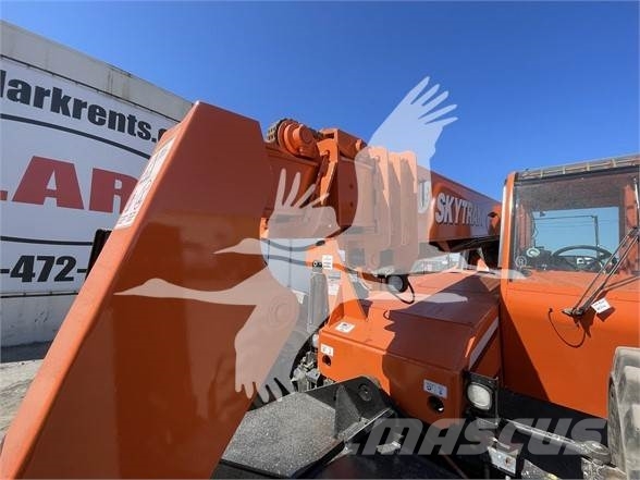 SkyTrak 10054 伸縮臂操作車