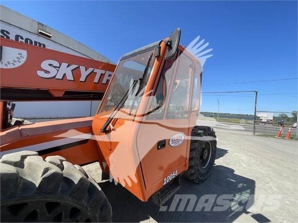 SkyTrak 10054 伸縮臂操作車