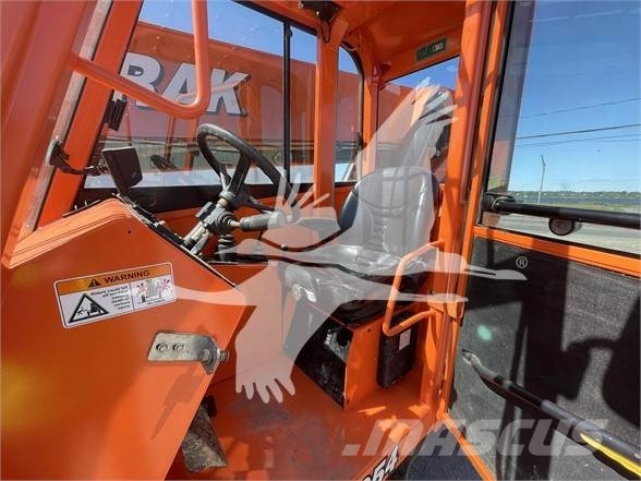 SkyTrak 10054 伸縮臂操作車