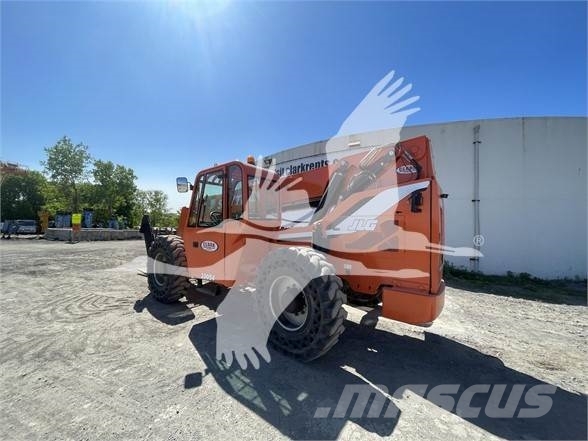 SkyTrak 10054 伸縮臂操作車
