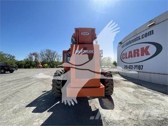 SkyTrak 10054 伸縮臂操作車