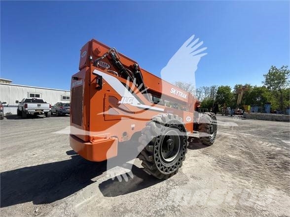 SkyTrak 10054 伸縮臂操作車