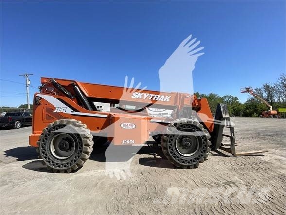 SkyTrak 10054 伸縮臂操作車