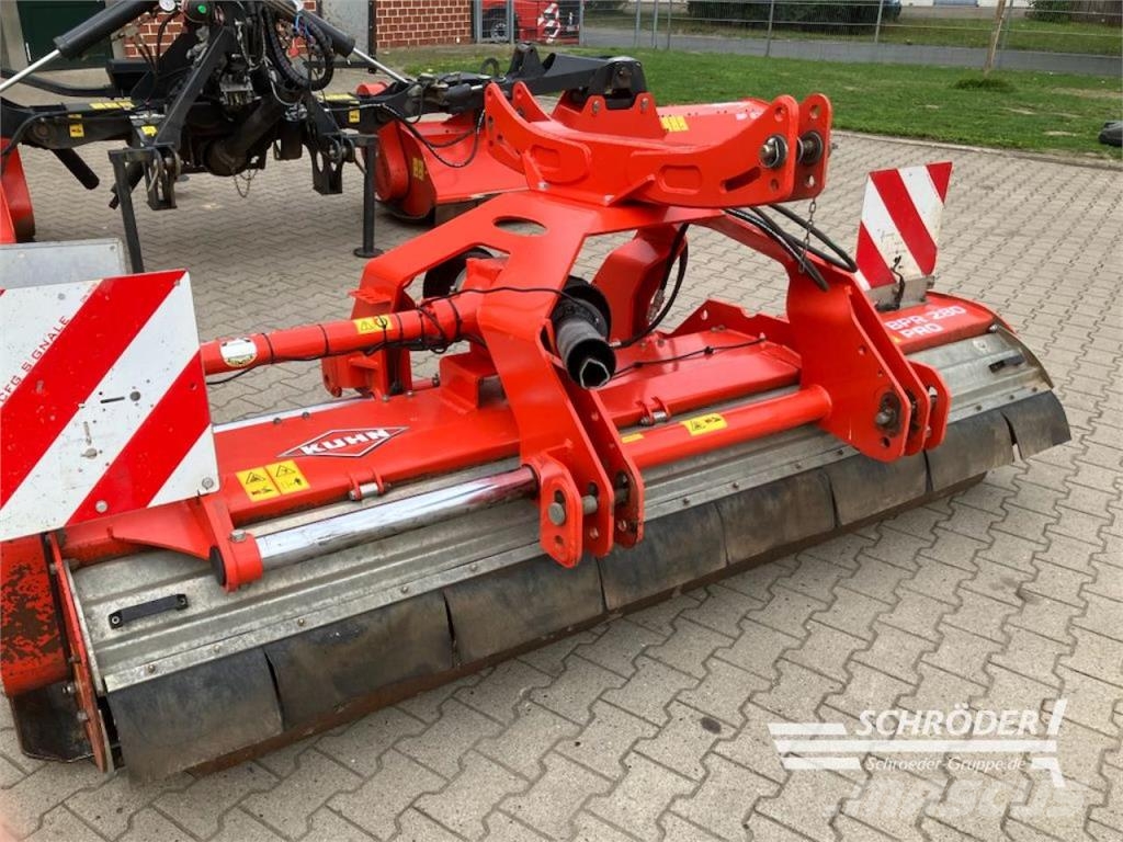 Kuhn BPR 280 + BP 8300 Kesantoleikkurit ja -murskaimet