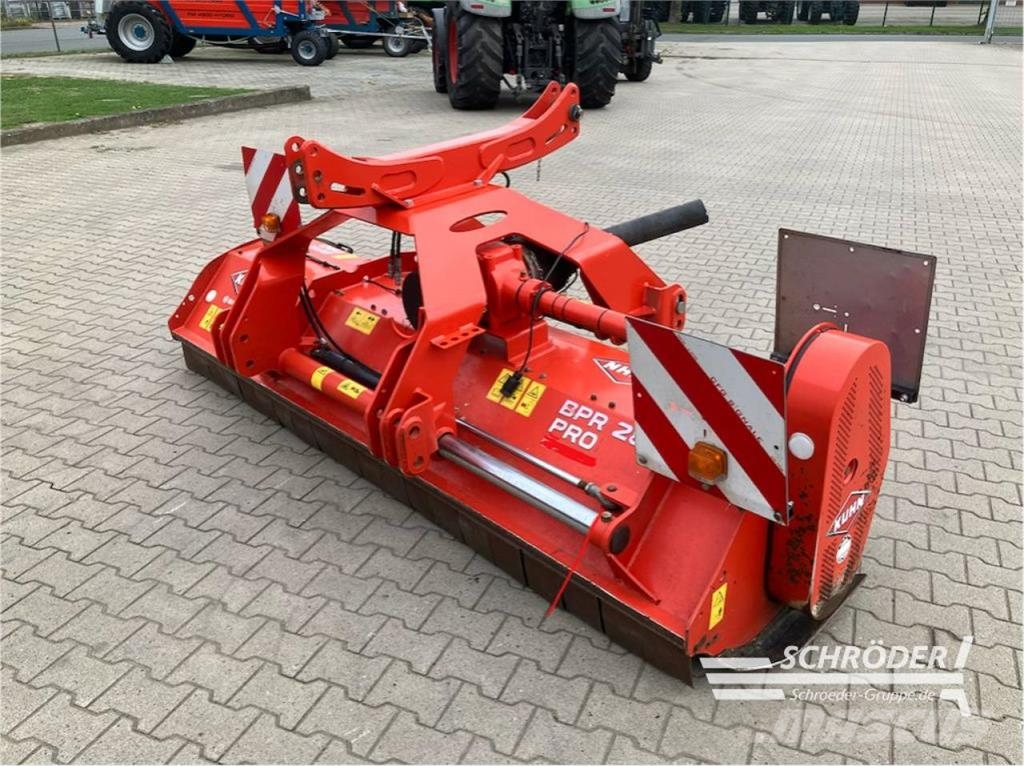Kuhn BPR 280 + BP 8300 Kesantoleikkurit ja -murskaimet