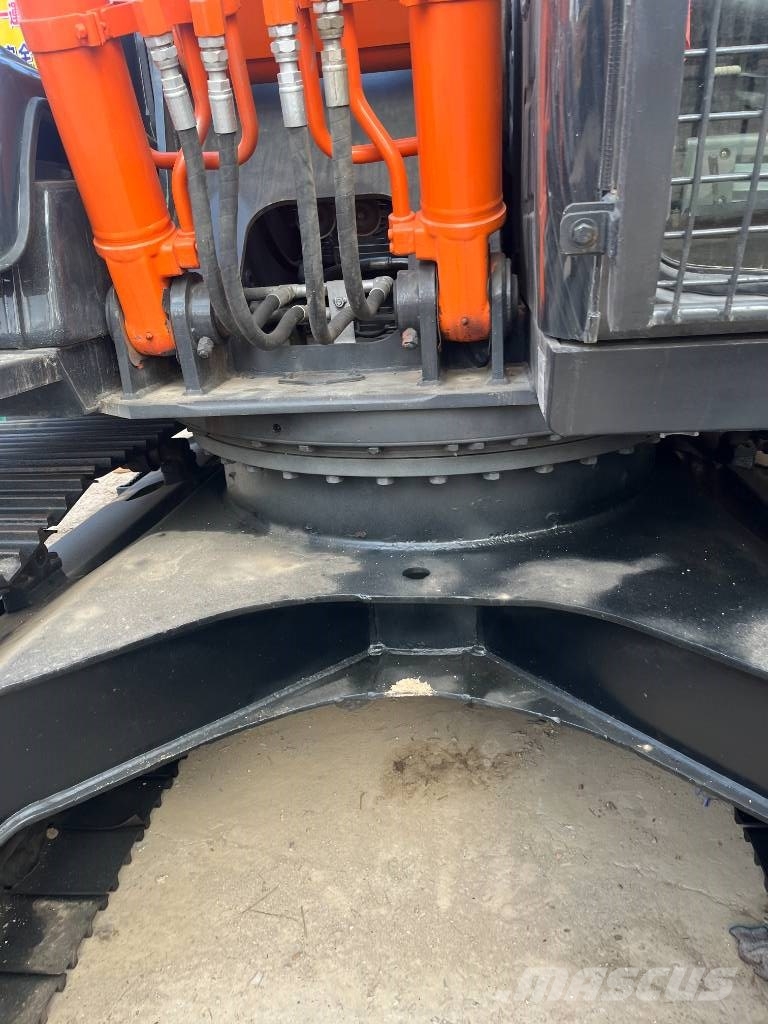 Hitachi ZX 160 中型挖掘机