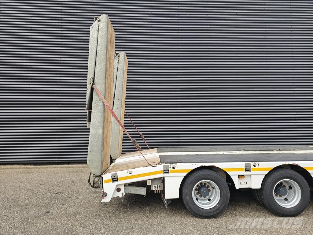MAX Trailer MAX 110 / 3 X STEERING AXLE / HYDRAULIC RAMP Poluprikolice labudice