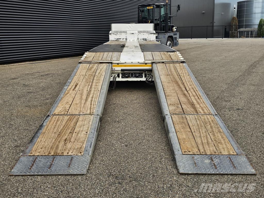 MAX Trailer MAX 110 / 3 X STEERING AXLE / HYDRAULIC RAMP Poluprikolice labudice