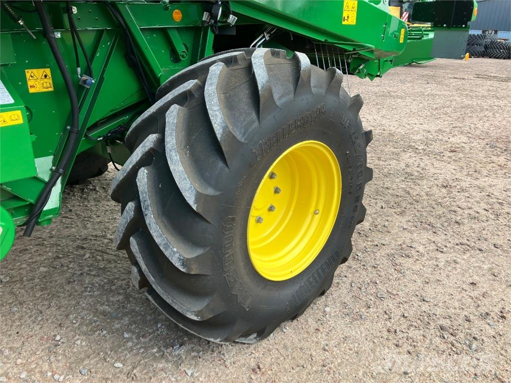 John Deere T560 Combine harvesters