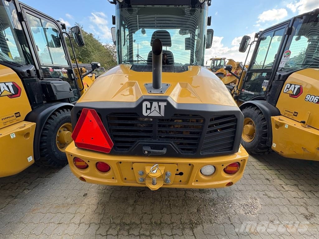 CAT 906 Фронтальні навантажувачі