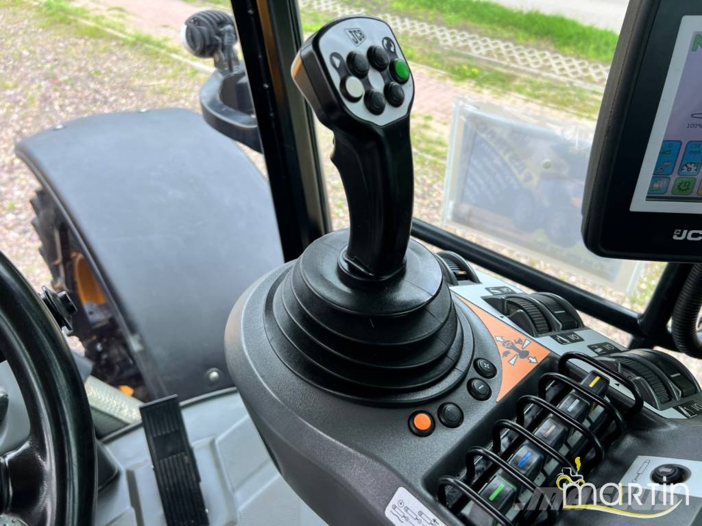JCB Fastrac 4220 الجرارات