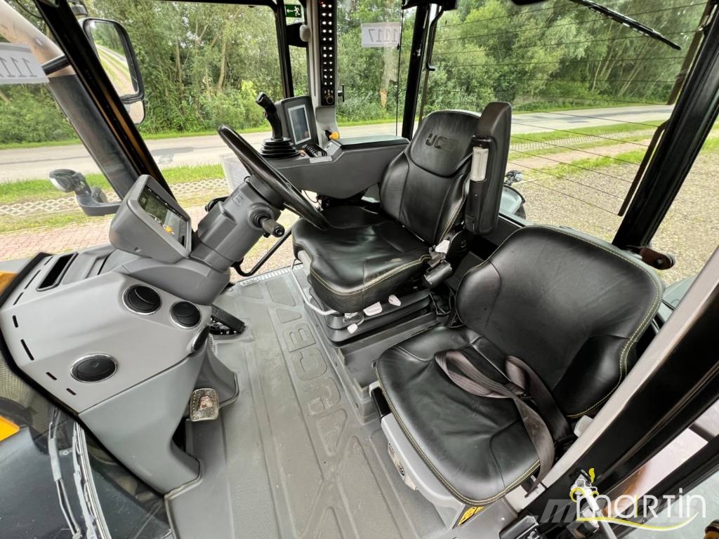 JCB Fastrac 4220 الجرارات