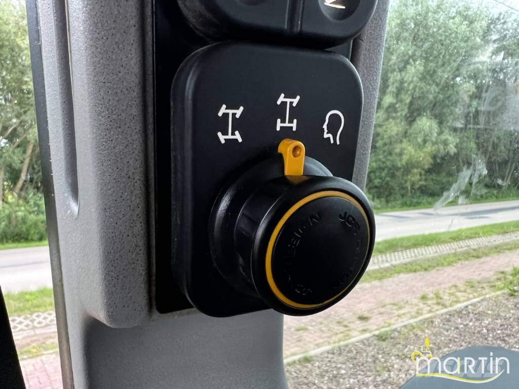 JCB Fastrac 4220 الجرارات