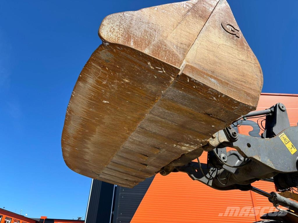 Volvo L 90 E 4x4 CENTRAL LUBRICATION / QUICK COUPLER / A Pyöräkuormaajat