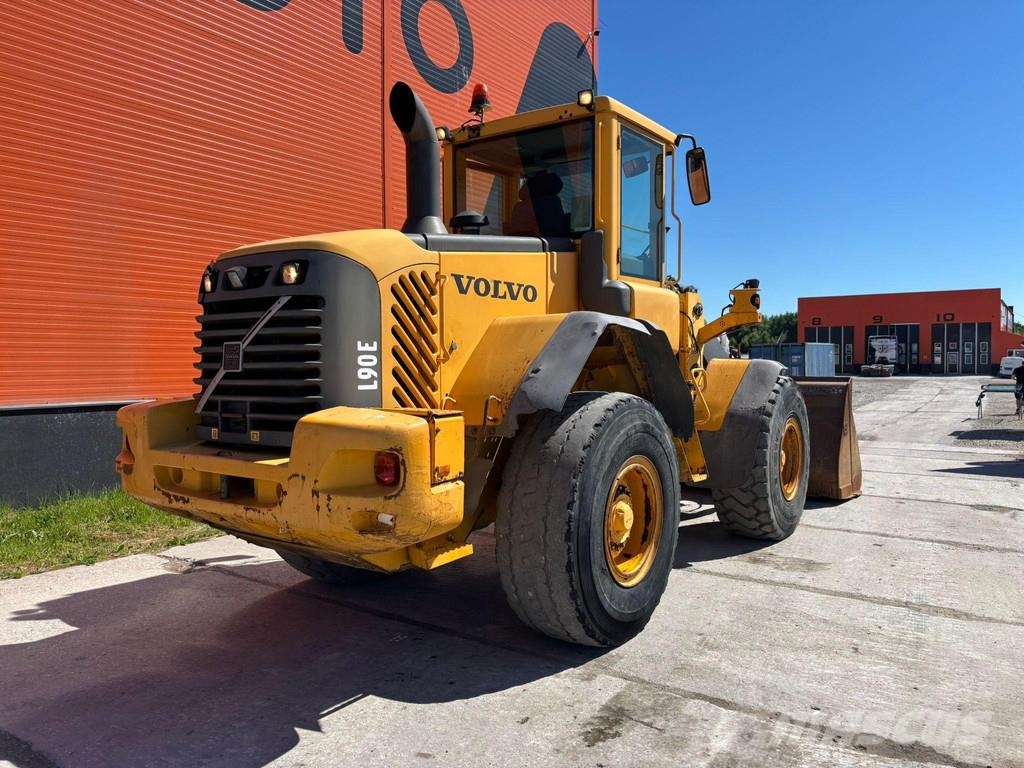 Volvo L 90 E 4x4 CENTRAL LUBRICATION / QUICK COUPLER / A Pyöräkuormaajat