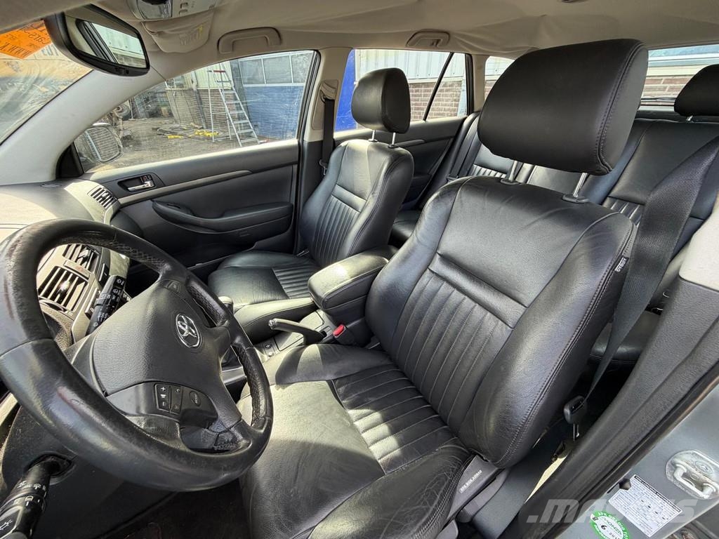 Toyota Avensis Station Wagon - Manual Gearbox - Airco - P Auto's
