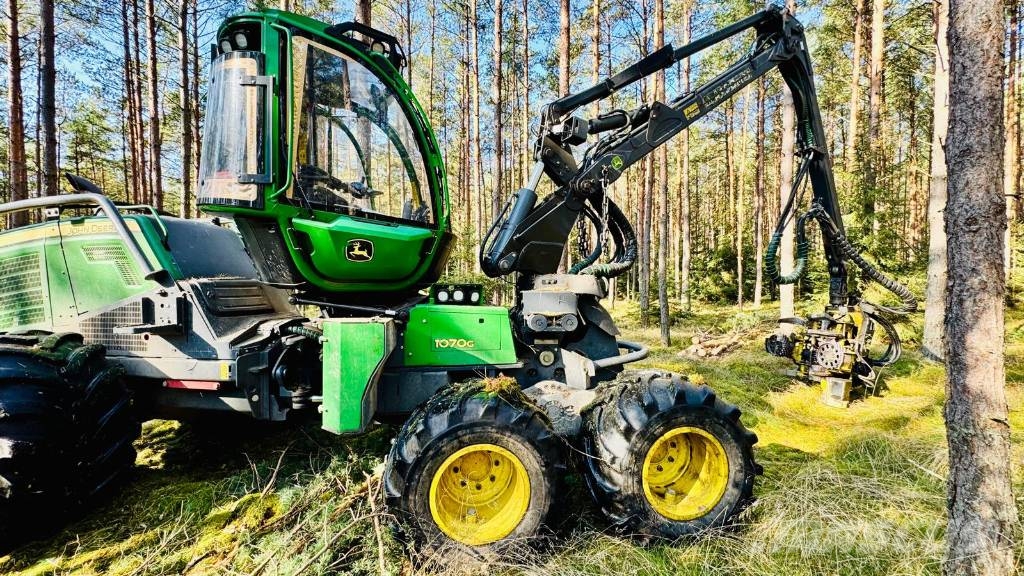 John Deere 1070 G Harvester