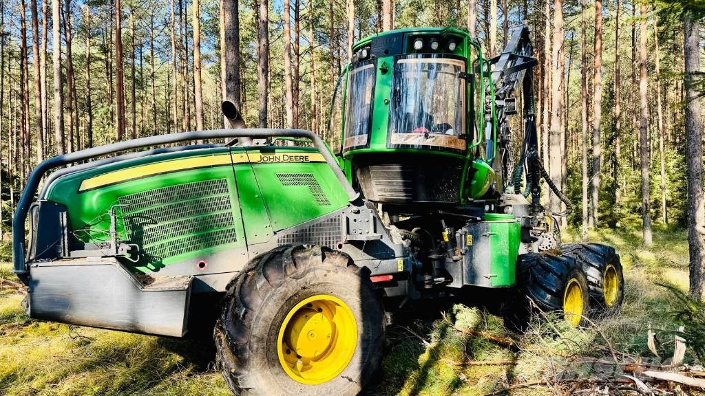 John Deere 1070 G Harvester