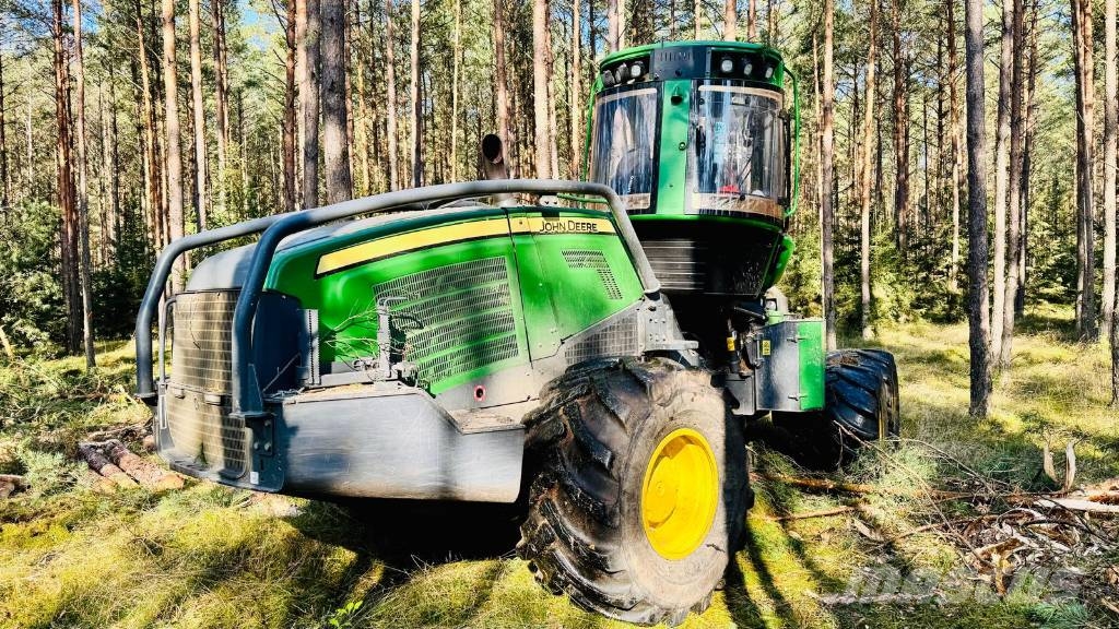 John Deere 1070 G Harvester