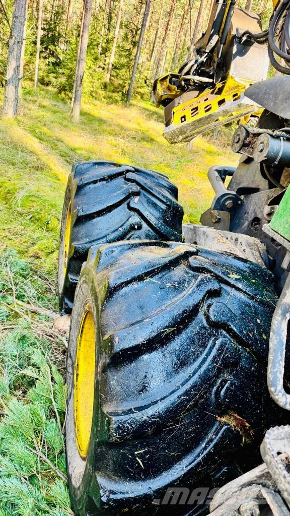 John Deere 1070 G Harvester