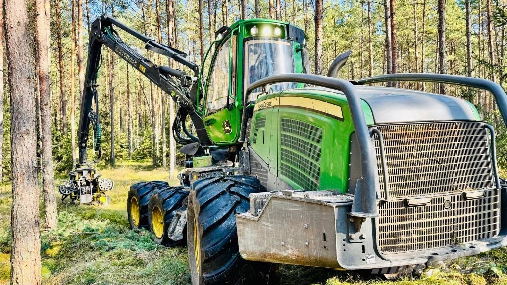 John Deere 1070 G Harvester