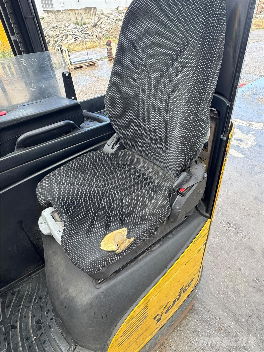Yale MR16 리치 트럭